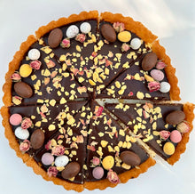 Load image into Gallery viewer, Soft chocolate cake with dark chocolate ganache and berries x10/12